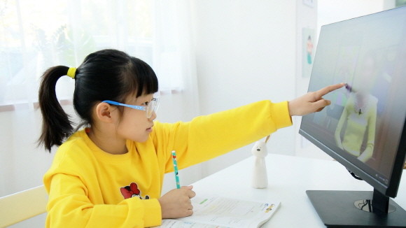 최근 온라인 수업을 위한 터치모니터나 맥북 등 USB-C 단자 연결이 가능한 모니터 등 다양한 모니터들이 대기업이 아닌 중소기업 브랜드에서 출시되고 있다. ⓒ 주연테크