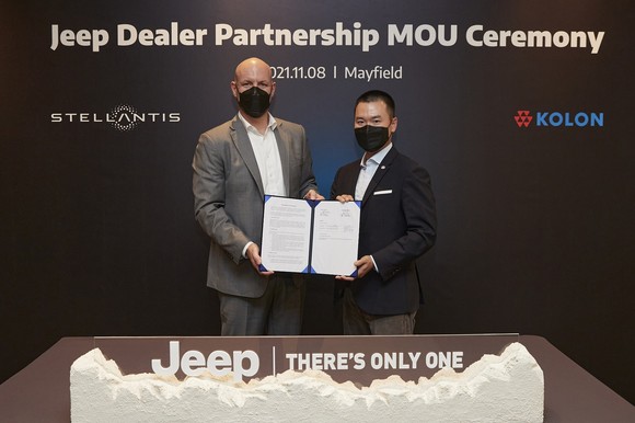 왼쪽부터 제이크 아우만 사장 스텔란티스 코리아, 이규호 코오롱그룹 부사장. ⓒ 스텔란티스 코리아