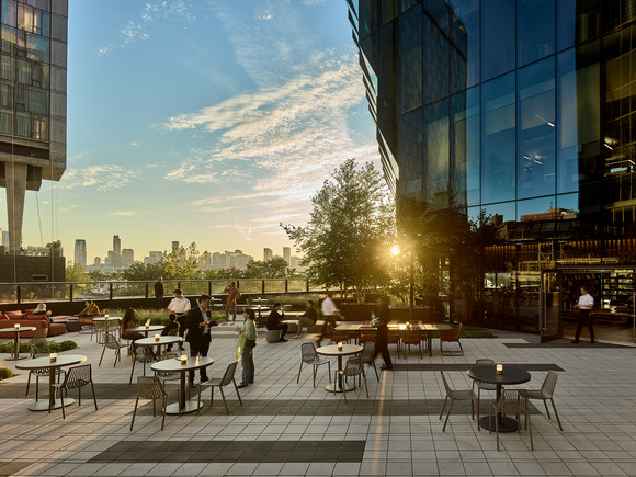 2층 야외에 위치한 테라스 정원. ⓒ 제네시스 브랜드