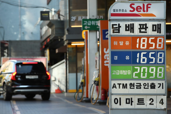유류세 인하 앞두고 한산한 주유소. ⓒ 연합뉴스