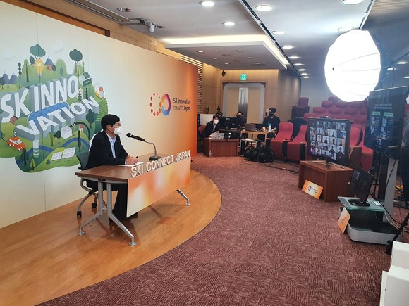 이성준 SK이노베이션 환경과학기술원장이 12일 서울 종로구 SK서린빌딩에서 화상회의 시스템을 통해 참석자들에게 회사의 친환경 비전과 핵심 기술 개발 방향을 설명하고 있다. ⓒ SK이노베이션