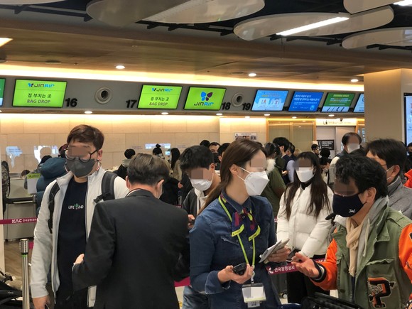 12일 서울 강서구 김포국제공항에서 진에어 관계자가 시스템 장애와 관련한 탑승수속을 안내하고 있다. = 이수영 기자