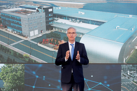 로베르토 렘펠 GM테크니컬센터코리아 사장이 연설하고 있는 모습. ⓒ 한국GM