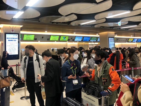 12일 서울 강서구 김포국제공항에서 진에어 관계자가 시스템 장애와 관련한 탑승수속을 안내하고 있다. = 이수영 기자