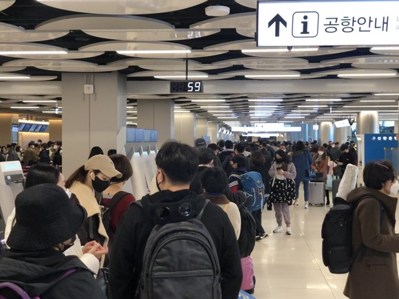 끝이 안 보이는 진에어 대기줄. 12일 서울 강서구 김포국제공항 국내선이 탑승 수속을 기다리는 진에어 승객들로 넘치고 있다. =이수영 기자