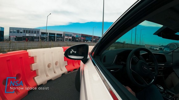 현대모비스 서산 주행시험장에서 연구원들이 관련 기술이 장착된 차량을 시험하고 있는 모습. ⓒ 현대모비스