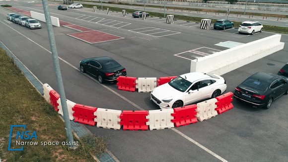 현대모비스 서산 주행시험장에서 연구원들이 관련 기술이 장착된 차량을 시험하고 있는 모습. ⓒ 현대모비스