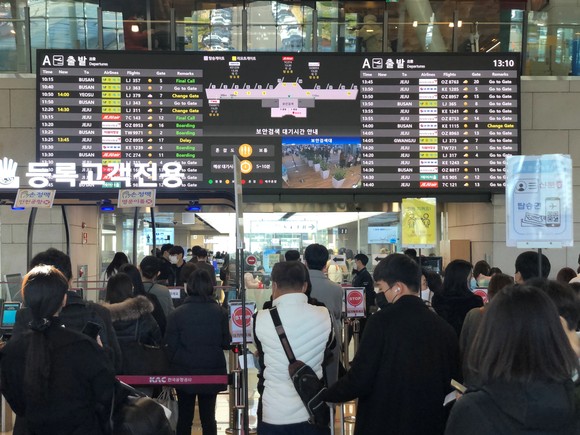 김포공항 국내선 청사에서 여행객들이 비행기 탑승을 위해 줄 서 있는 모습. = 이수영 기자