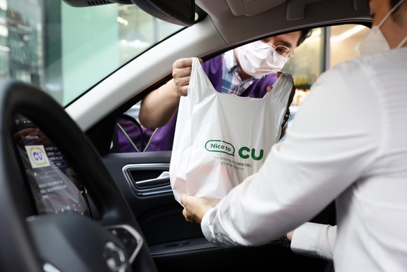 주차가 힘든 여건에서도 인카페이먼트 서비스를 통해 고객은 차에서 내리지 않고 편리하게 물건을 구입할 수 있다. ⓒ 르노삼성자동차