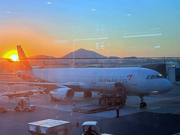 아시아나항공 여객기가 김포공항 국내선에서 수화물 적재를 대기하고 있다. =이수영 기자