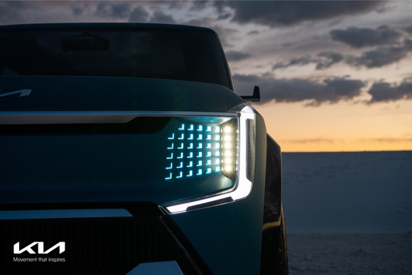 스타 맵 시그니처 라이팅은 패널 양 끝에서 안쪽으로 점진적으로 퍼져 나가는 모양의 스타 클라우드(star cloud) 패턴을 적용해 차체가 넓어 보이는 시각적 효과를 준다. ⓒ 기아