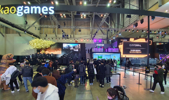 지난 17일부터 21일까지 부산 벡스코에서 진행된 국제게임전시회 '지스타 2021'은 온·오프라인으로 병행해 진행됐으며, 오프라인 참관객은 4일간 총 2만8000여명이 현장을 방문했다. = 김경태 기자