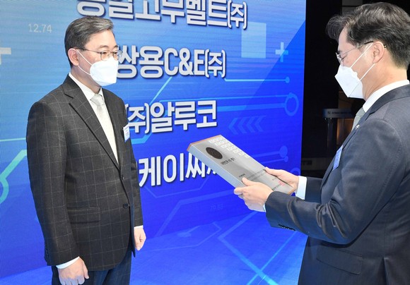 이창렬 KCC 품질부문장(왼쪽)이 KS명가 증서를 수여받고 있다. ⓒ KCC