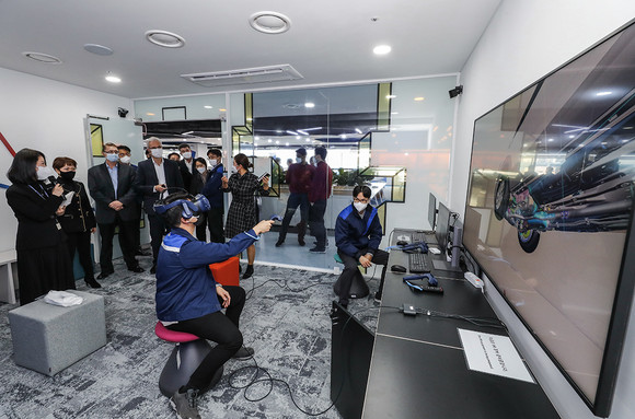 VR룸에서 시연 상황을 둘러보는 모습. ⓒ 한국GM