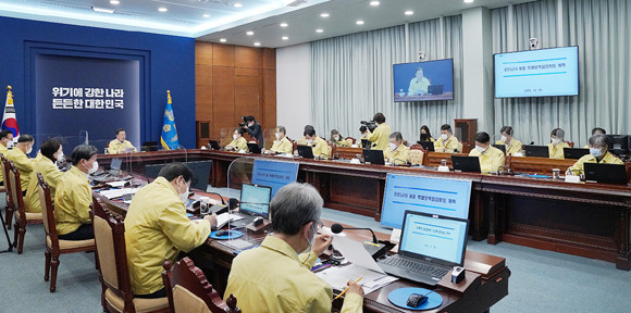 최근 코로나19 확진자와 중증환자가 증가하고 있는 가운데 변이 바이러스인 '오미크론'까지 발생해 코로나19 방역에 대한 비상이 걸렸다. 이에 문 대통령은 29일 청와대에서 코로나19 특별방역점검회의를 주재했다. ⓒ 청와대