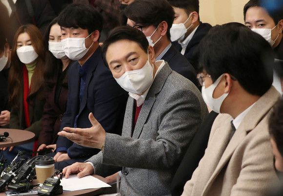 윤 후보가 30일 오후 충청북도 청주시 청원구에 위치한 청주도시첨단문화산업단지를 방문해 청년 창업자·예술인들과 대화하는 모습. ⓒ 연합뉴스