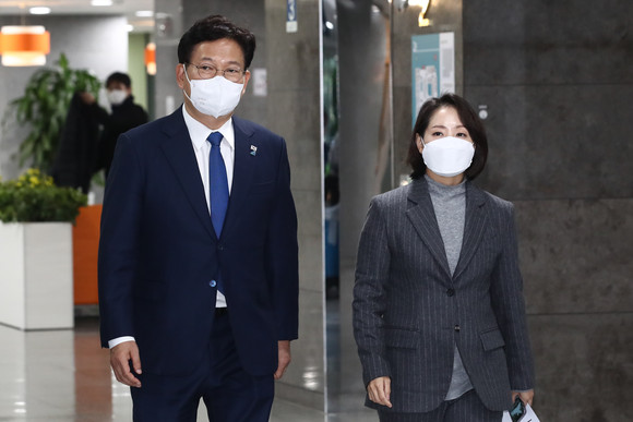 더불어민주당 송영길 대표(왼쪽)와 조동연 공동상임선대위원장이 지난달 30일 오후 국회 의원회관에서 열린 국방정책위-스마트강군위원회 1차 전체회의에 참석하고 있다. ⓒ 연합뉴스