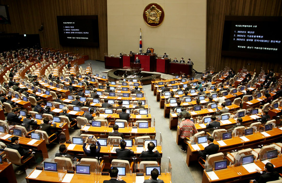 홍남기 경제부총리가 3일 오전 서울 여의도 국회에서 열린 본회의에서 2022년도 예산안 관련 제안설명을 하고 있다. ⓒ 연합뉴스