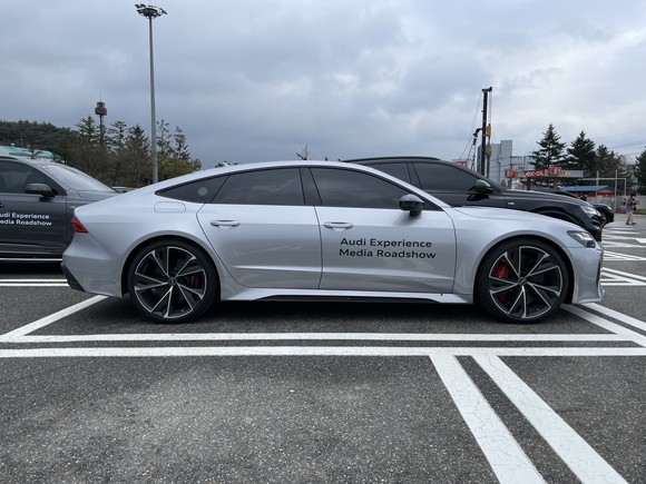 선명한 라인이 도드라지는 근육질 형태의 측면은 그랜드 투어러의 디자인을 표방한다. = 노병우 기자