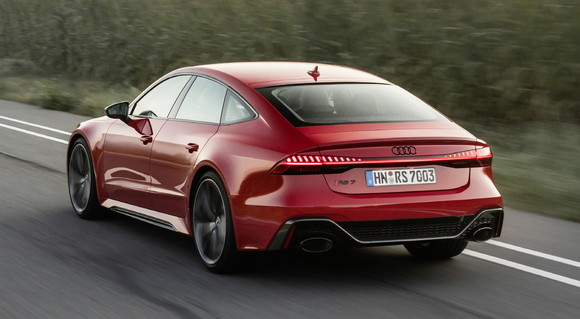 차량 전·후면에 장착된 아우디 로고와 RS 7 배지 등에 적용된 블랙 패키지가 RS 모델의 정체성을 잘 표현하고 있다. ⓒ 아우디 코리아