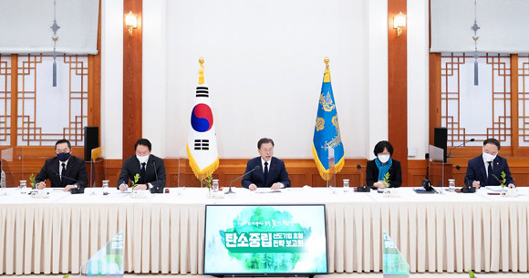 문 대통령은 2050년 석탄발전 완전 중단을 목표로 34년까지 노후석탄 발전소 24기를 폐지하고, 잔존 석탄발전소도 사업자와의 협의를 통해 조기 감축을 유도하기로 했다. ⓒ 청와대