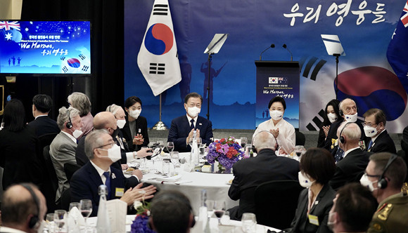 호주를 국빈 방문 중인 문 대통령은 한국전 참전용사들의 희생과 헌신에 감사를 전하기 위해 초청 만찬을 주최했다. ⓒ 청와대