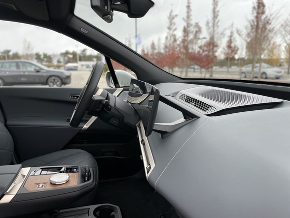 BMW 커브드 디스플레이는 살짝 떠 있는 느낌을 준다. = 노병우 기자