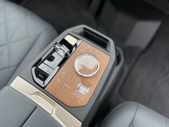 기어 셀렉터, 시트 조작 및 메모리 버튼 등은 크리스탈로 제작해 고급감을 극대화했다. = 노병우 기자