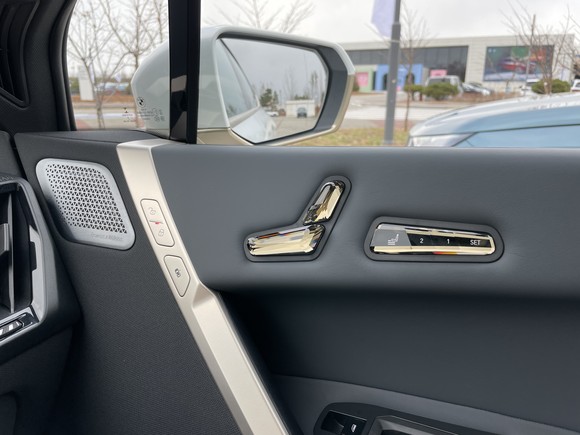 기어 셀렉터, 시트 조작 및 메모리 버튼 등은 크리스탈로 제작해 고급감을 극대화했다. = 노병우 기자