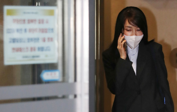 윤석열 국민의힘 대선 후보의 배우자 김건희 씨가 15일 서울 서초구 자택에서 나와 자신의 사무실로 향하고 있다. ⓒ 연합뉴스