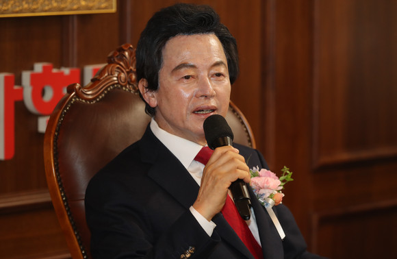 허경영 국가혁명당 대선 후보가 지난 8월 대통령선거 출마 관련 기자회견에서 인사말을 하고 있다. ⓒ 연합뉴스
