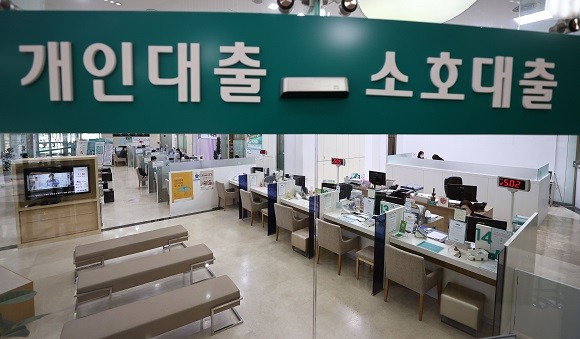 기획재정부는 20일 '2022년 경제정책 방향' 발표를 통해 가계부채 증가율 4~5% 관리와 DSR 2단계 적용 계획을 다시 한번 강조했다. ⓒ 연합뉴스