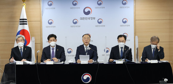 홍남기 경제부총리 겸 기획재정부 장관(가운데)이 지난 20일 정부서울청사 브리핑실에서 열린 2022년 경정 관계부처 합동브리핑에서 2022년 경제정책방향에 대해 발표하고 있다. ⓒ 연합뉴스