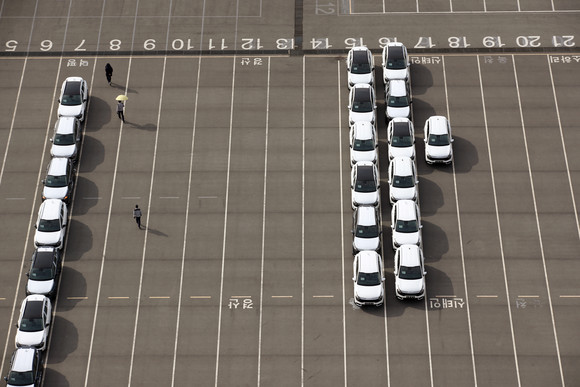 차량용 반도체 수급 차질이 완성차 업체의 공급 부족으로 이어져 올해 3분기 국내 자동차 신규 등록 대수가 2분기 대비 7만1000대 감소했다. 사진은 지난 11월2일 광주 서구 기아 오토랜드 광주 2공장 완성차 주차장. ⓒ 연합뉴스