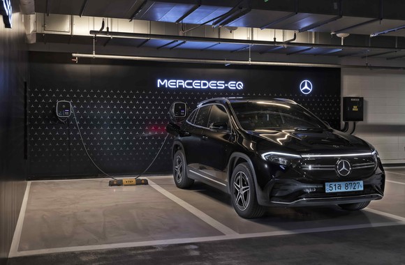 부산 신세계 백화점에 마련된 EQ 충전소. ⓒ 메르세데스-벤츠 코리아