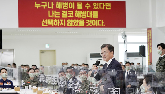 문 대통령은 이날 천안함 수색 도중 순직한 故 한주호 준위의 추모하고 있는지를 물었고, 김태성 해병대 사령관은 "서해수호의 날에 천안함 용사들과 함께 추모하고 있다"고 설명했다.(사진: 국군의날 행사 사진) ⓒ 청와대