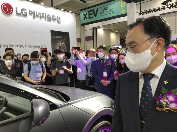 문승욱 사업통상자원부 장관이 인터배터리2021 SK이노베이션 부스에 전시된 현대자동차의 전기차 아이오닉5를 살펴보고 있다. = 이수영 기자