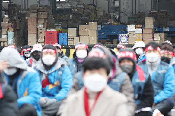 28일 오전 경기 광주시 중대동 CJ대한통운 성남터미널에서 '택배 노동자 과로사 방지를 위한 사회적 합의 이행을 촉구하는 무기한 총파업 출정식'이 열리고 있다. ⓒ 연합뉴스