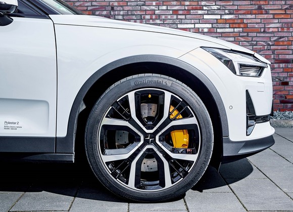 콘티넨탈 타이어가 폴스타 2에 245/40 R20 규격의 콘티넨탈 프리미엄콘택트 6 및 스포트컨택트 6 타이어를 공급한다. ⓒ 콘티넨탈타이어코리아