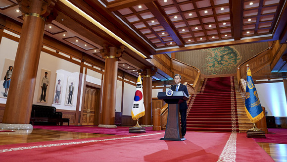 문 대통령은 "우리 경제의 놀라운 성장과 함께 더욱 긍정적 변화는 소득불평등과 양극화 문제가 지속적으로 개선되고 있다는 것"이라며 "정부과 일관되게 포용적 성장정책을 추진하고, 코로나 위기 속에서 저소득 취약계층의 삶을 지키기 위해 버팀목 역할을 충실히 한 결과"라고 말했다. ⓒ 청와대