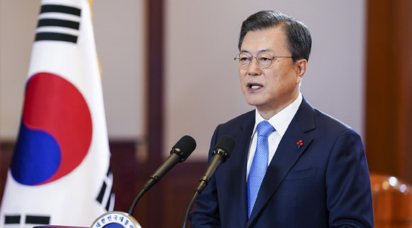 문 대통령은 "출범 당시 일촉즉발의 전쟁 위기 상황 속에서 대화의 물꼬를 트고 평화의 길을 만들어나갔다"며 "우리가 주도해 나간 남북대화와 북미대화에 의해 지금의 평화가 어렵게 만들어지고 지탱돼 왔단 사실을 잊어서는 안된다"고 강조했다. ⓒ 청와대