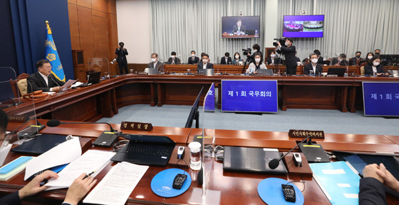 문 대통령은 청와대 여민1관에서 2022년 새해 첫 국무회의를 영상으로 진행했다. ⓒ 연합뉴스