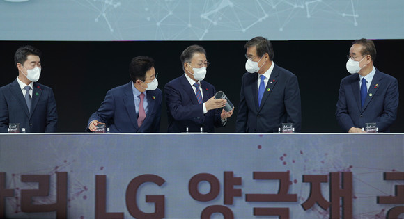 문재인 대통령이 11일 오전 경북 구미시 구미코에서 열린 구미형 일자리 LG BCM(Battery Core Material) 공장 착공식에서 양극재를 담은 아크릴 용기를 터치버튼 테이블 홈에 넣는 착공 세리머니를 한 뒤 신학철 LG화학 부회장 등과 대화하고 있다. (왼쪽부터)김우성 LG BCM 대표, 이철우 경북도지사, 문재인 대통령, 신학철 부회장, 장세용 구미시장. ⓒ 연합뉴스
