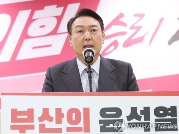 윤석열 국민의힘 대통령 후보는 13일 부산 필승결의 대회에서 '가덕신공항 예타 조사 면제'를 약속했다. ⓒ 연합뉴스