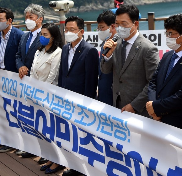 송영길 민주당 대표를 비롯해 민주당 부산지역 정치인들이 지난해 부산 가덕도를 방문해 신공항 조기완공 결의를 하고 있다. ⓒ 프라임경제