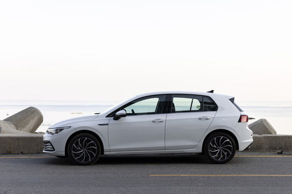 전면에서 후면까지 길게 이어진 캐릭터 라인, 전면부를 향해 날카롭게 뻗어있는 C 필러와 루프 라인은 다이내믹하고 스포티한 디자인을 부각시킨다. ⓒ 폭스바겐 코리아