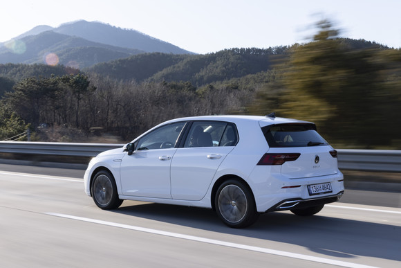 후면부는 심플한 라인으로 구성됐다. ⓒ 폭스바겐 코리아