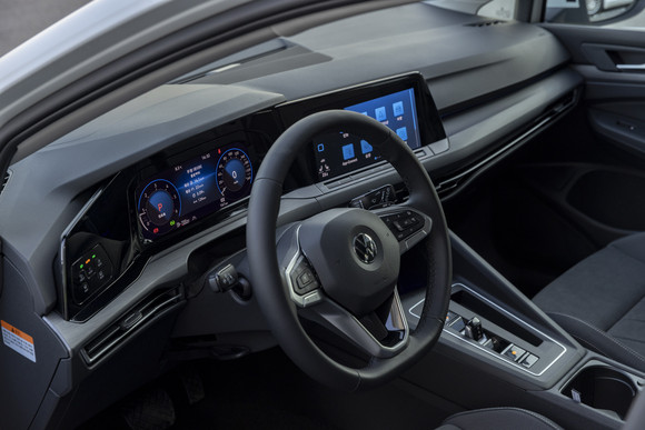 인테리어는 운전자 중심의 인체공학적 설계와 한층 진화된 디지털화를 통해 미래 지향적으로 업그레이드 됐다. ⓒ 폭스바겐 코리아