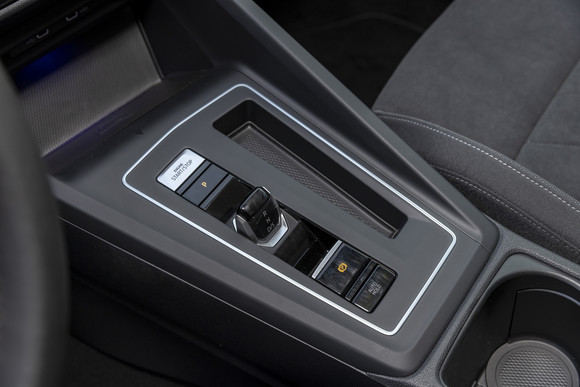 시프트 바이 와이어(Shift-by-Wire) 방식의 전자식 기어 셀렉트 레버를 적용해 더욱 간결하고 미래 지향적인 인테리어를 완성했다. ⓒ 폭스바겐 코리아