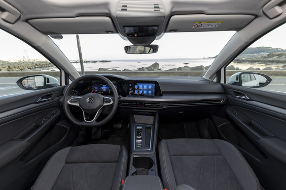 이노비전 콕핏을 통해 탁 트인 시각적 개방감과 함께 직관적인 디지털 인터페이스를 구현했다. ⓒ 폭스바겐 코리아